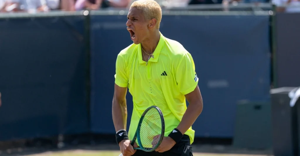 tenista-canadiense-diallo-alza-el-trofeo-del-torneo-de-hertogenbosch