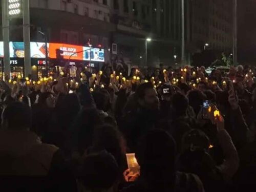 medicos-realizan-masiva-marcha-de-velas-en-el-corazon-de-buenos-aires
