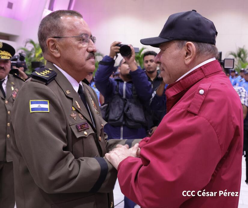 daniel-ortega-ascendio-a-coronel-general-a-dos-oficiales-del-ejercito