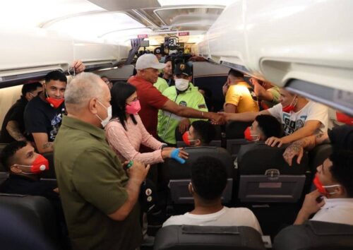 los-252-migrantes-presos-en-el-salvador-llegaron-a-venezuela