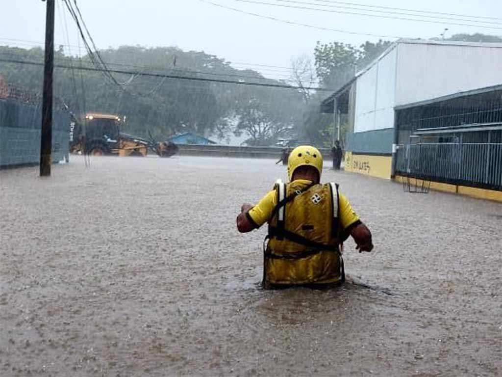 inundaciones-por-lluvias-obligan-a-albergar-a-decenas-de-ticos