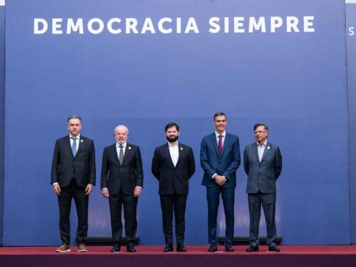 ultraderecha-y-desigualdad-amenazan-la-democracia-senalan-en-chile