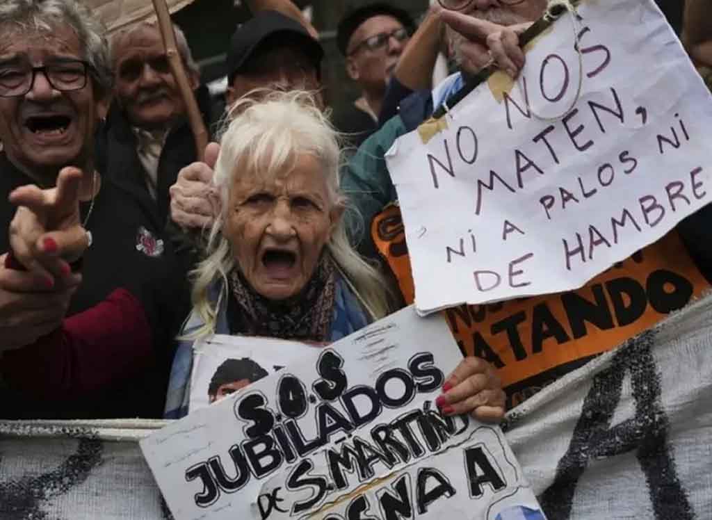 pese-a-represion-jubilados-y-otros-grupos-marcharon-a-plaza-de-mayo