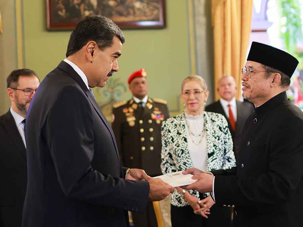 presidente-de-venezuela-condecora-a-embajadores-de-libano-y-belarus