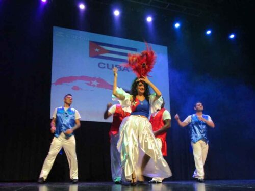 musica-y-bailes-cubanos-estremecieron-el-teatro-cervantes-de-quilmes