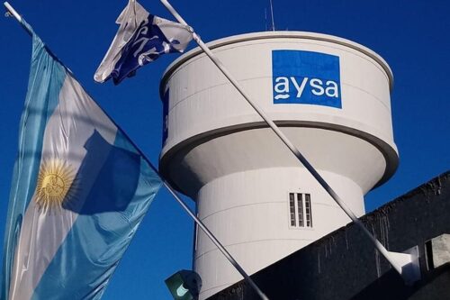 como-carlos-menem-en-los-90-milei-privatiza-aysa