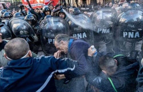 megaoperacion-policial-contra-jubilados-frente-al-congreso-argentino