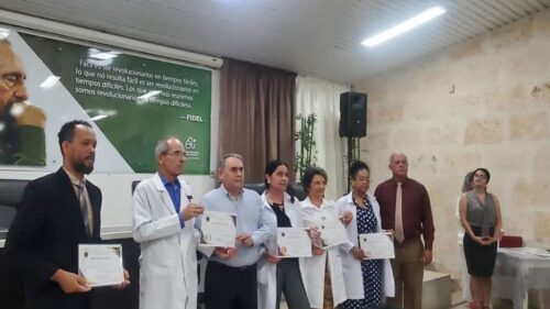 graduan-especialistas-de-posgrado-en-universidad-medica-de-cuba