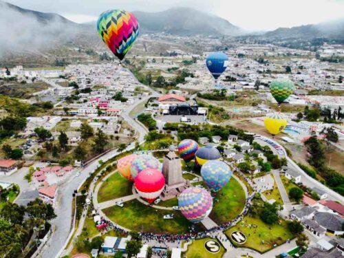 festival-internacional-del-globo-llena-de-color-el-cielo-de-quito
