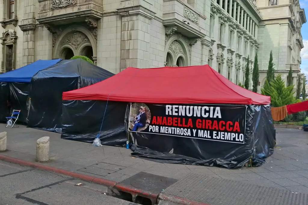 maestros-retiraron-campamento-de-protesta-del-centro-de-guatemala