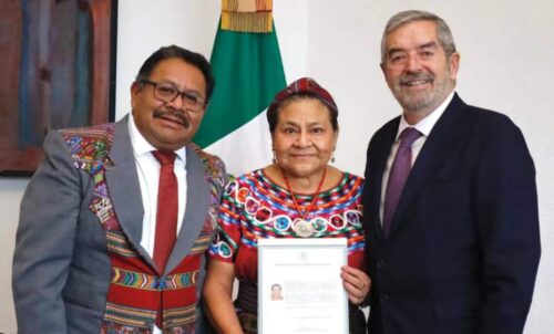 mexico-entrega-carta-de-naturalizacion-a-rigoberta-menchu