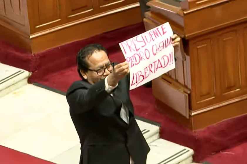 protestan-durante-mensaje-de-presidenta-de-peru