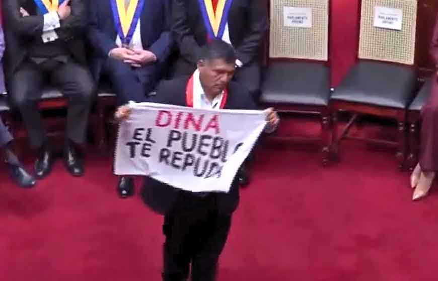 protestan-durante-mensaje-de-presidenta-de-peru