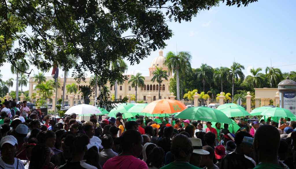 dominicanos-exigen-frente-al-palacio-nacional-un-codigo-penal-justo