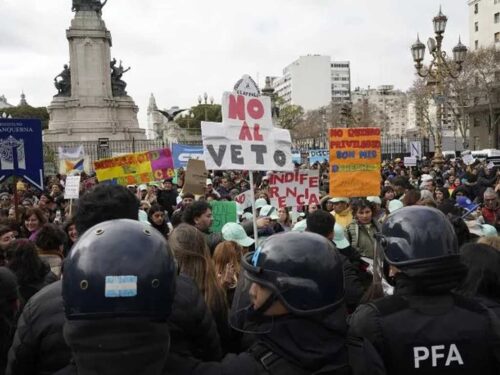 jubilados-marchan-al-congreso-pese-a-megaoperativo-policial