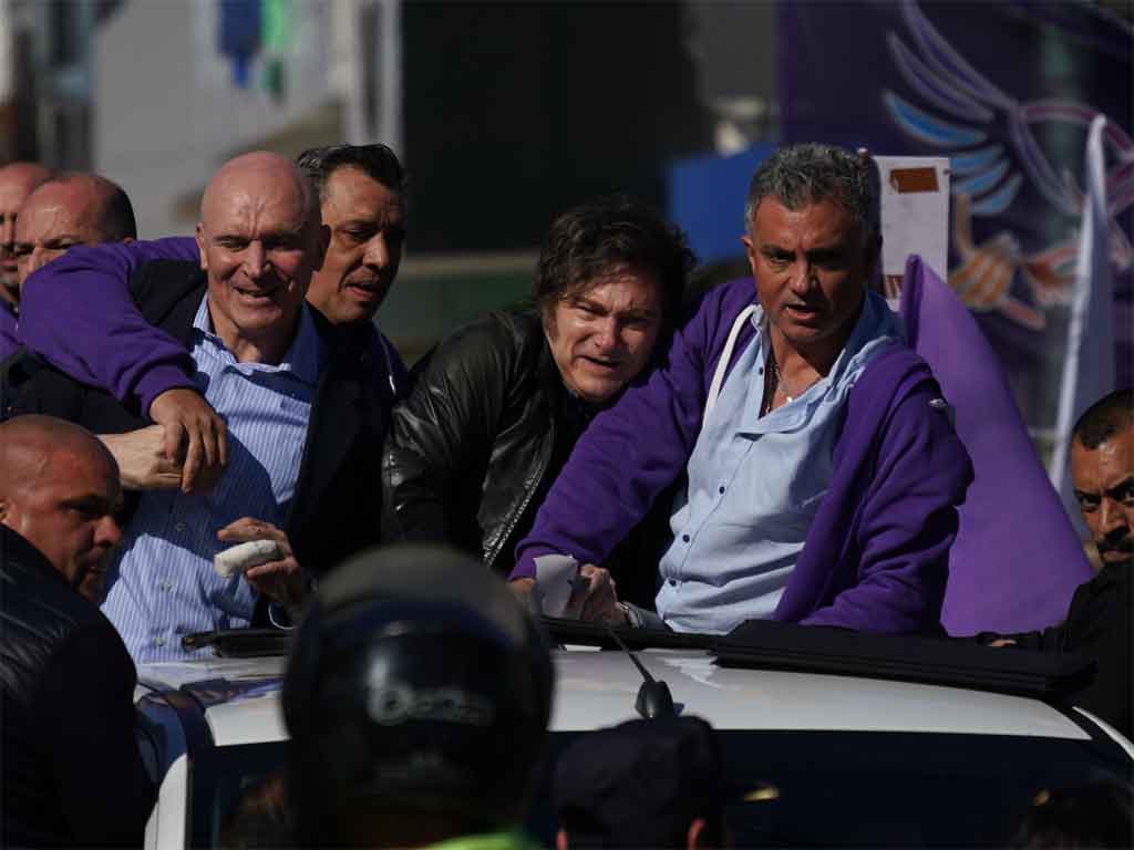 la-caravana-de-milei-en-lomas-de-zamora-apedreada-y-abucheada