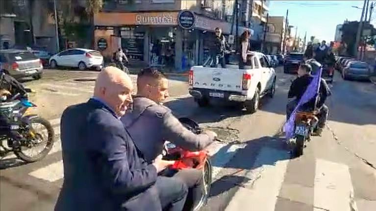 la-caravana-de-milei-en-lomas-de-zamora-apedreada-y-abucheada