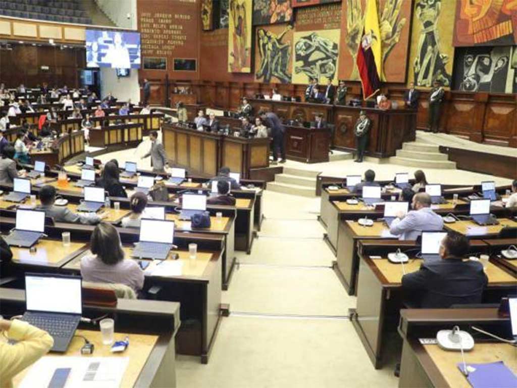 parlamento-de-ecuador-recibe-propuesta-de-presupuesto-para-2025