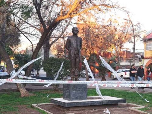 chilenos-celebran-retorno-de-estatua-de-marti-a-parque-de-santiago