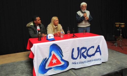estudiante-de-bolivia-lleva-bandera-nacional-al-polo-norte