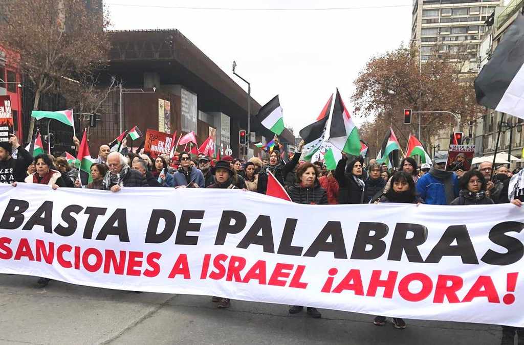 embajadora-de-palestina-encabeza-en-chile-marcha-solidaria-con-gaza