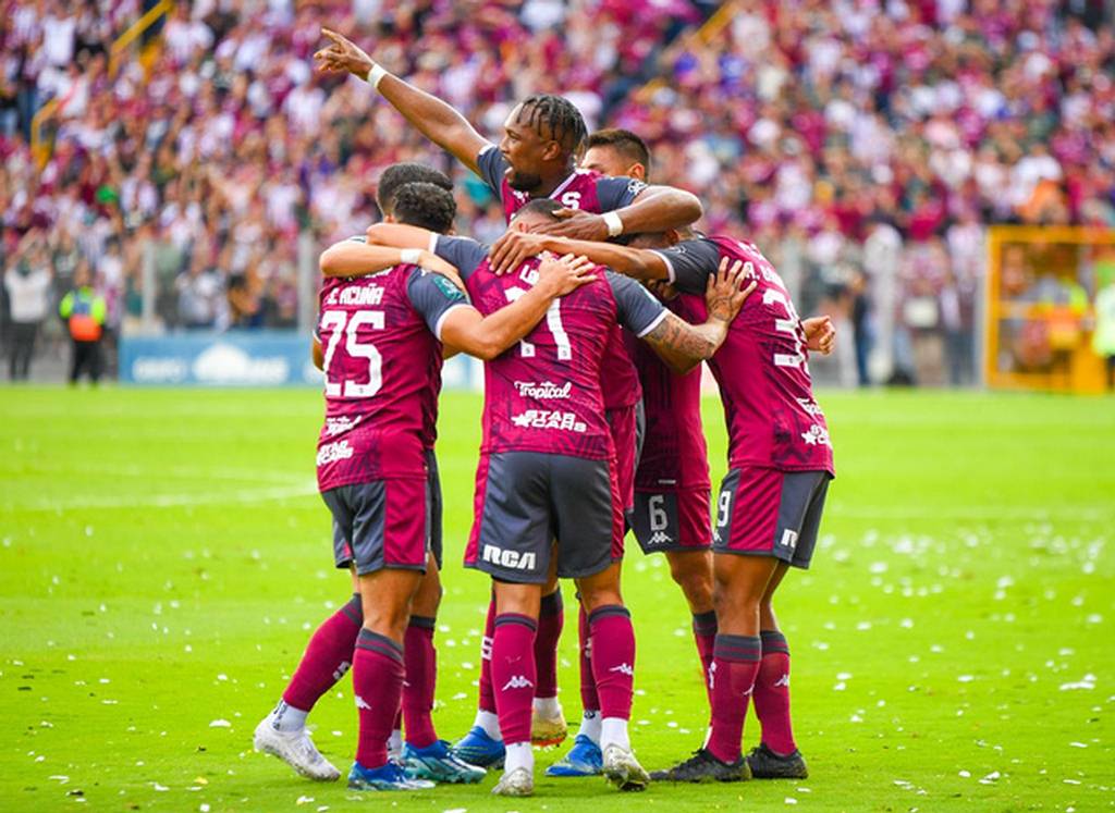 equipo-tico-de-futbol-saprissa-hacia-copa-centroamericana-en-belice