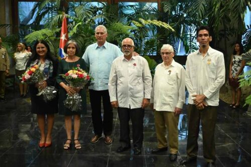 presidente-de-cuba-condecoro-a-diplomaticos-destacados