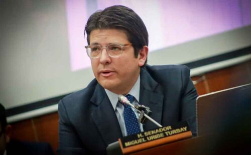 honran-a-senador-uribe-en-capilla-ardiente-en-el-congreso-de-colombia