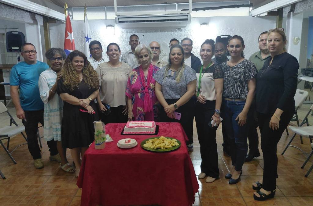 felicitan-en-panama-a-mujeres-cubanas-en-aniversario-de-organizacion