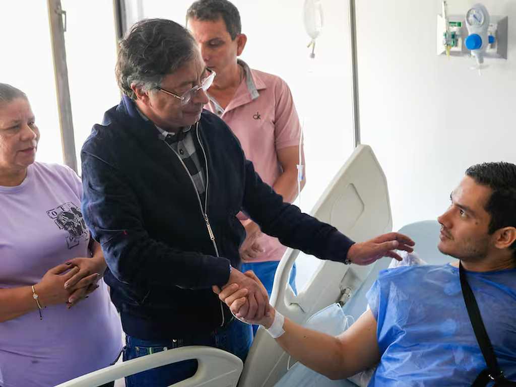 presidente-colombiano-visito-a-policias-heridos-por-ataque-a-aeronave