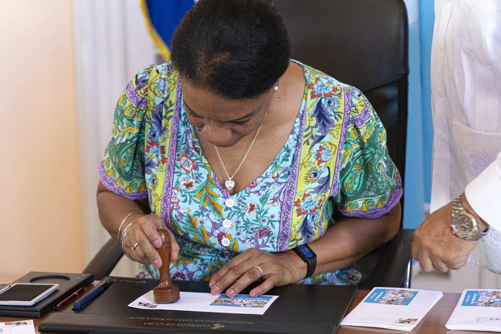 cancelan-sello-por-aniversario-de-la-federacion-de-mujeres-cubanas