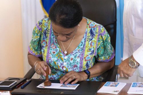 cancelan-sello-por-aniversario-de-la-federacion-de-mujeres-cubanas