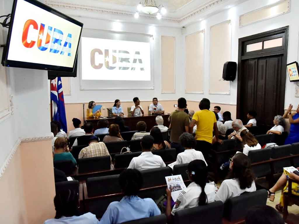 estudiantes-aficionados-al-periodismo-presentan-diario-el-curita