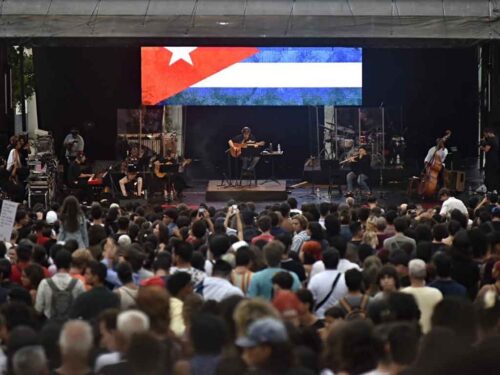 cuba-y-silvio-rodriguez-desbordan-escalinata-universitaria