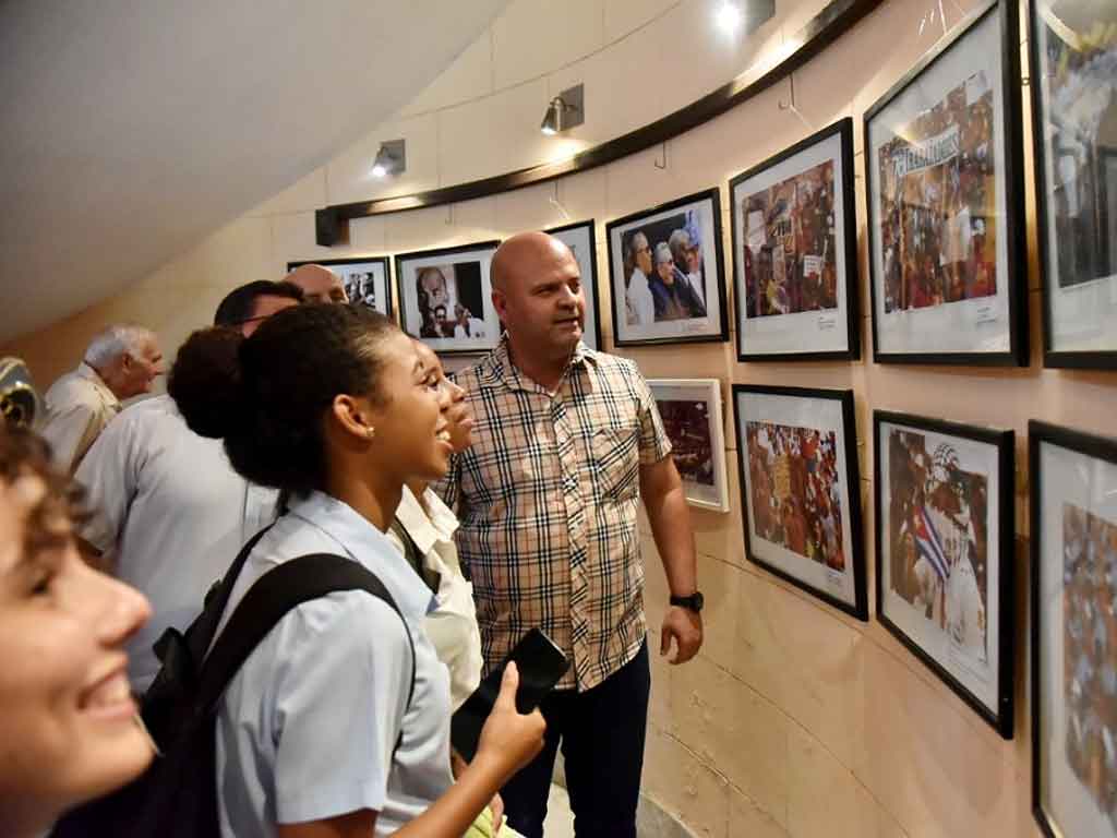 estudiantes-aficionados-al-periodismo-presentan-diario-el-curita