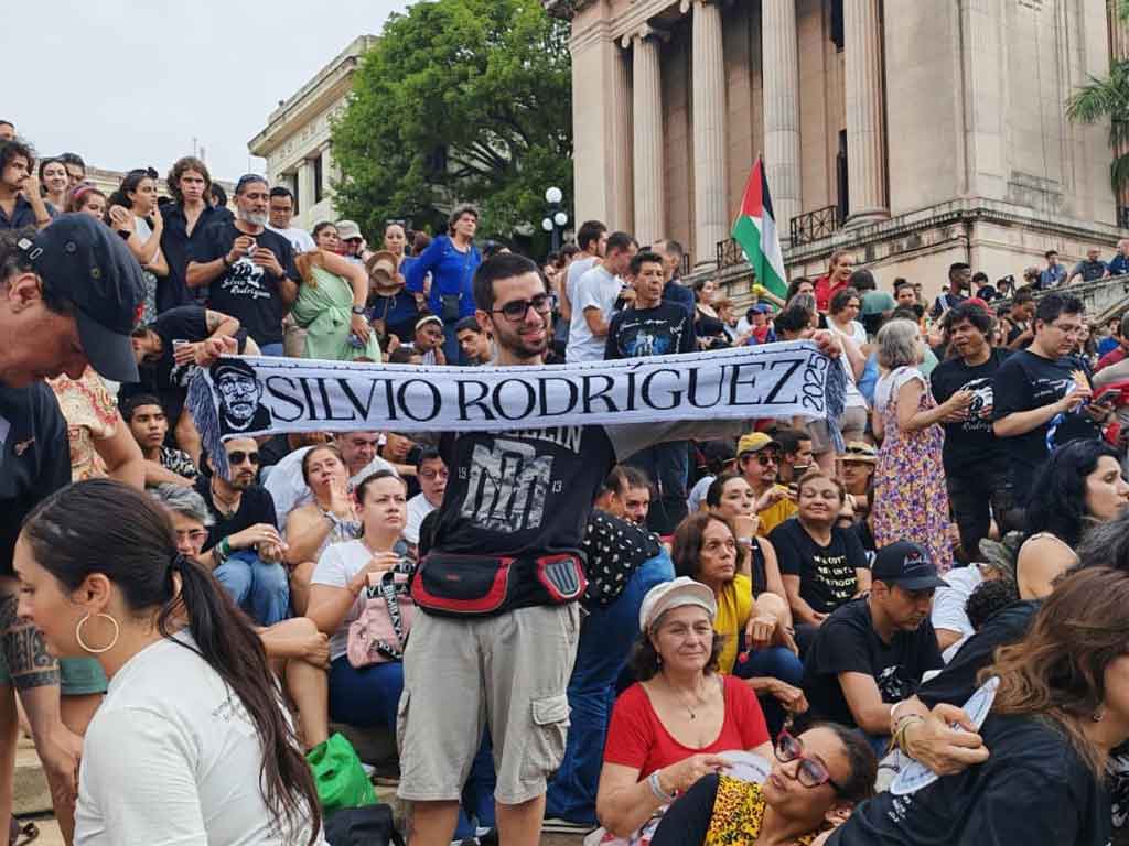 cuba-y-silvio-rodriguez-desbordan-escalinata-universitaria