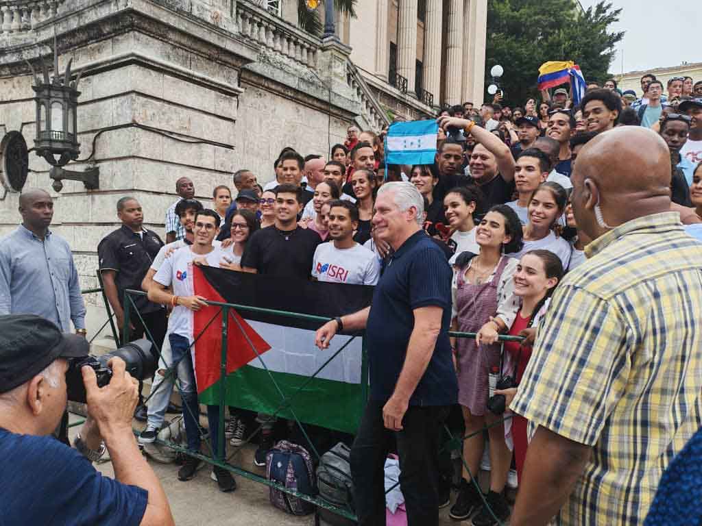 cuba-y-silvio-rodriguez-desbordan-escalinata-universitaria