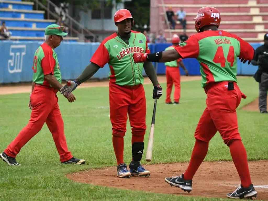 lenadores-y-avispas-por-asaltar-la-cima-en-el-beisbol-cubano
