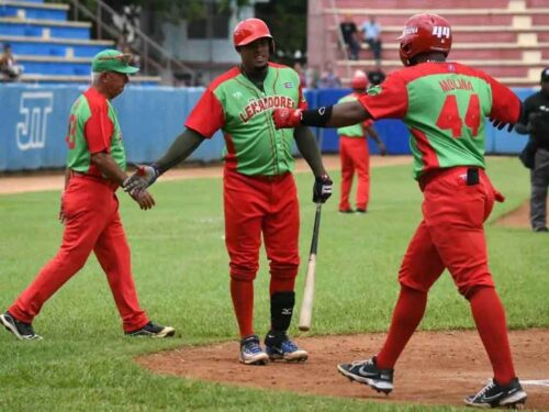 lenadores-y-avispas-por-asaltar-la-cima-en-el-beisbol-cubano