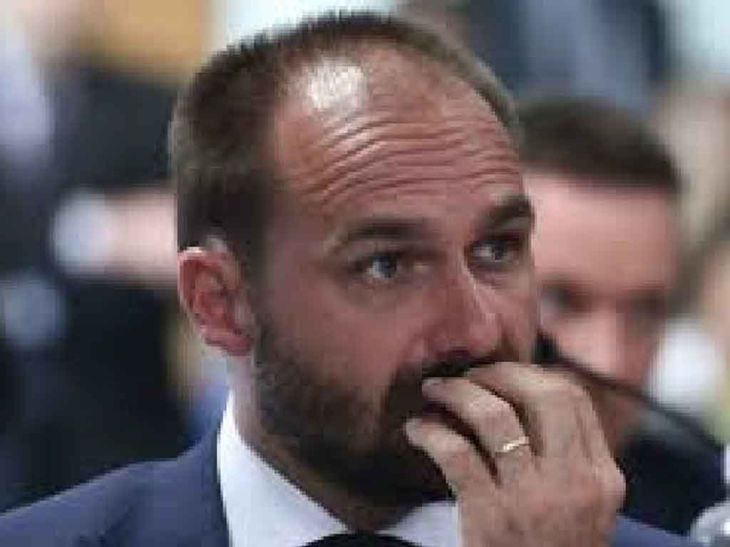 brasil-denuncian-a-hijo-de-bolsonaro-por-coaccion-a-juicio-golpista