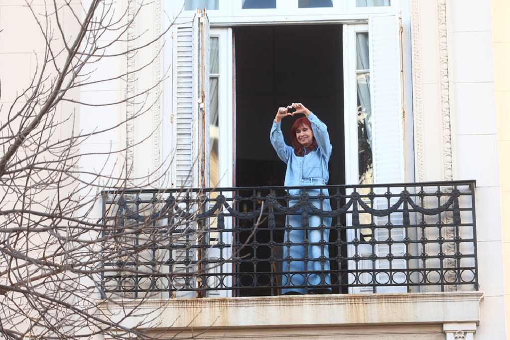 Cristina Fernández saluda a seguidores desde su balcón