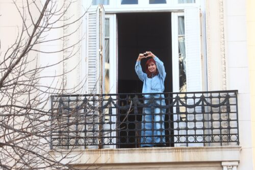 Cristina Fernández saluda a seguidores desde su balcón