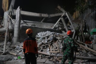 intentan-rescatar-a-victimas-de-escuela-derrumbada-en-indonesia