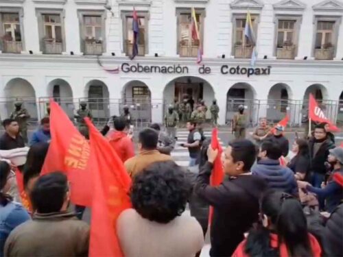 educadores-de-ecuador-protestan-contra-alza-del-diesel-de-noboa