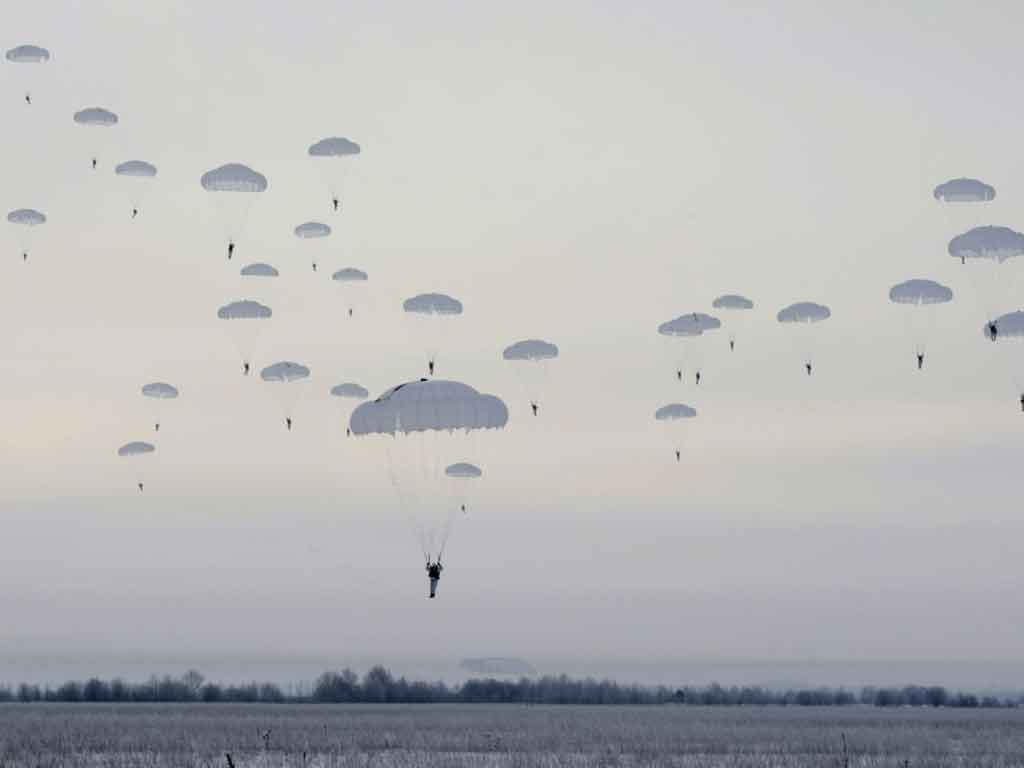 paracaidistas-rusos-ejercitan-desembarco-en-maniobras-zapad-2025