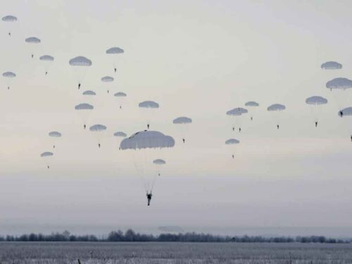 paracaidistas-rusos-ejercitan-desembarco-en-maniobras-zapad-2025