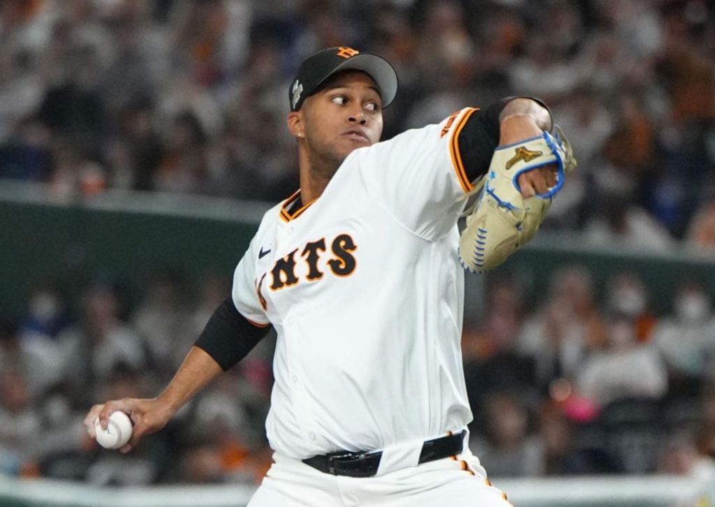 Cubano Raidel Martinez empata liderato de salvamentos en Japón