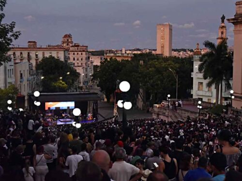 silvio-hizo-la-magia-en-la-escalinata-de-la-universidad-de-la-habana