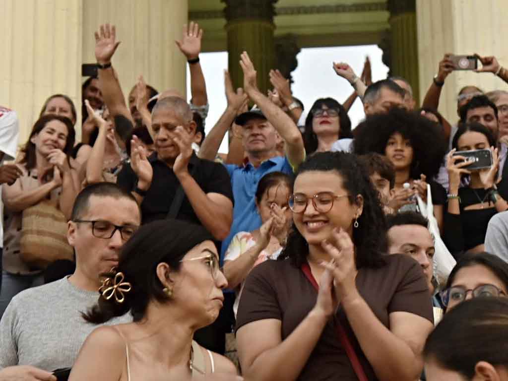 silvio-hizo-la-magia-en-la-escalinata-de-la-universidad-de-la-habana
