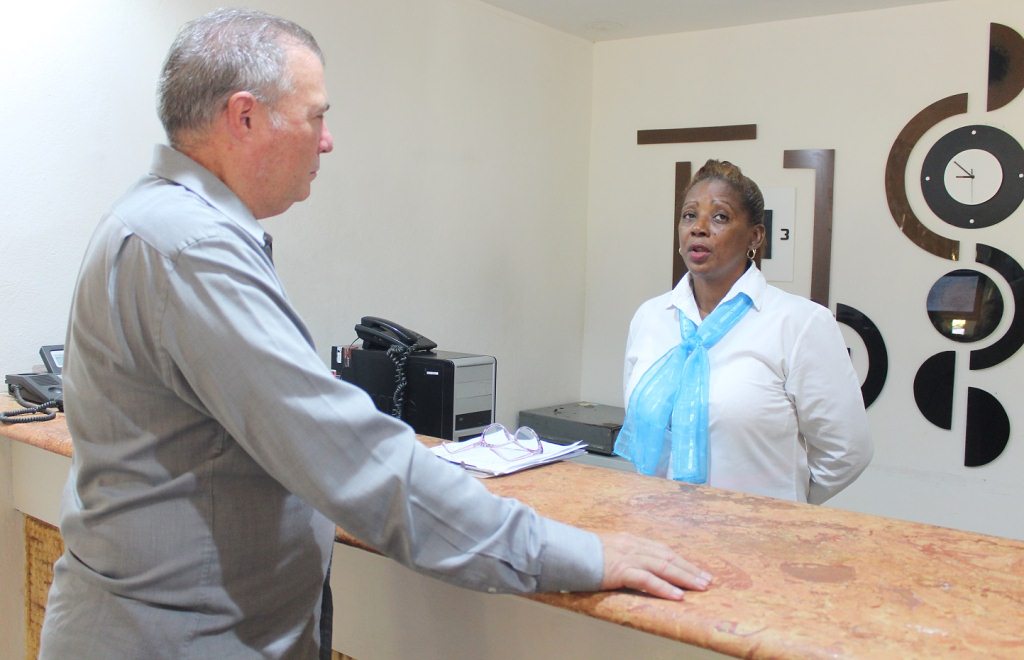 ministro-cubano-de-turismo-recorre-instalaciones-en-santiago-de-cuba